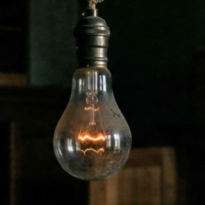 Quedas e Oscilações de Energia Causam Transtornos em Bairros de Tamoios