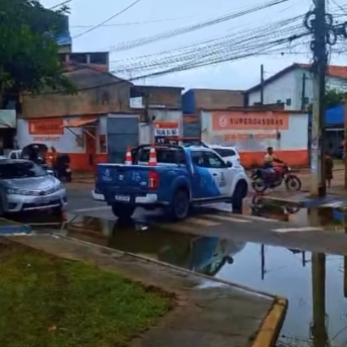 Guarda Civil e Prefeitura atuam em ação de drenagem para reduzir alagamentos na Avenida Independência, em Tamoios